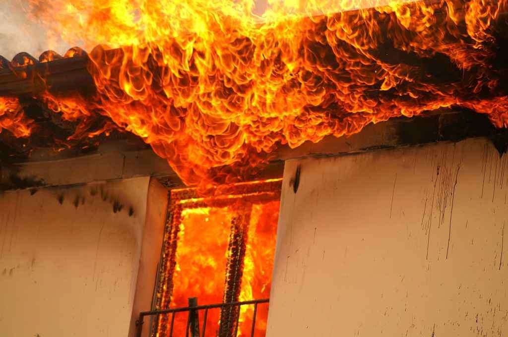 Casa in fiamme rischia la vita per salvare la sua xbox