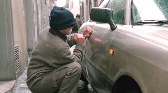 Curiosità ruba l’auto per arrivare puntuale dal giudice