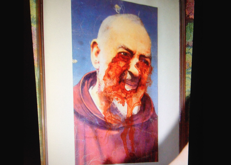 Macchie di sangue quadro di Padre Pio