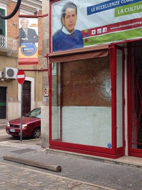 Foggia, vandali distruggono la vetrina del comitato elettorale di De Pellegrino