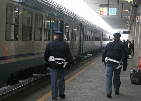 Foggia, viaggia in treno seminudo e molesta le donne