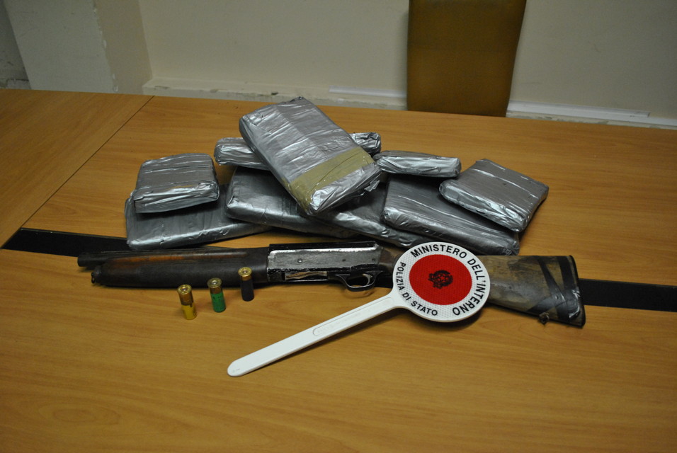 Manfredonia, sequestrati 13kg di cocaina e un fucile a canne mozze