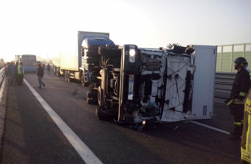 Foggia, camion si ribalta sulla Statale 16