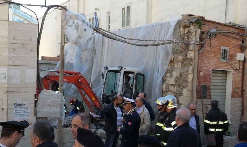 Foggia, crolla solaio in Via Ferrante Aporti, muore un muratore