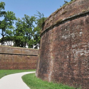 Foggia, cade giù dalle Mura a Lucca, gravi le condizioni della ventenne