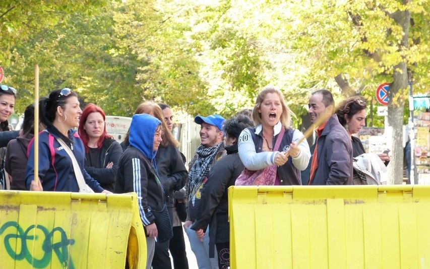 Protesta a Foggia, cassonetti svuotati davanti al Comune