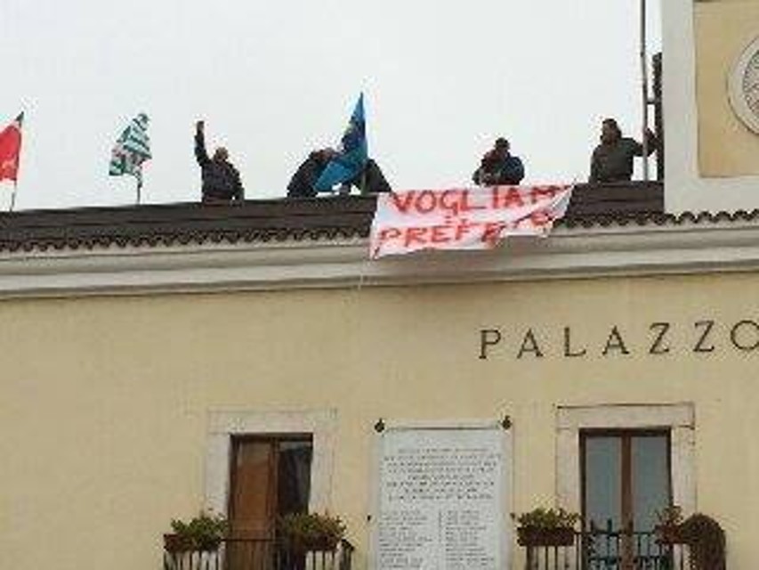 San Giovanni Rotondo, parcheggiatori licenziati salgono sul tetto del Comune