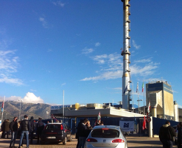 Foggia, operai salgono sulla torre della ciminiera della Sangalli Vetro