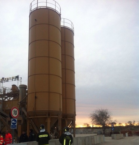 Cerignola, ex dipendente della “Beton Cifaldi” sale sulla torre e minaccia il suicidio