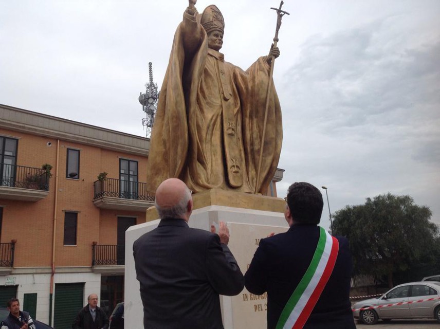 San Severo, questa mattina il taglio del nastro della statua raffigurante Papa Wojtyla