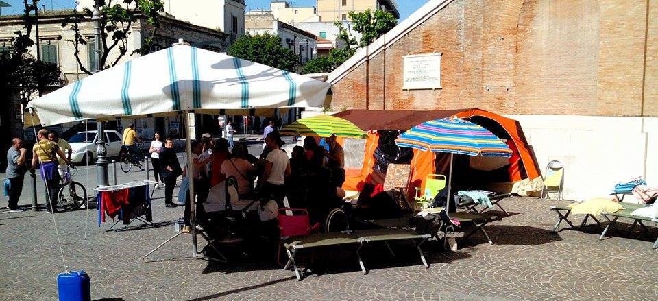 Foggia, gli sfrattati di Vico della Pietà si “accampano” davanti al Comune