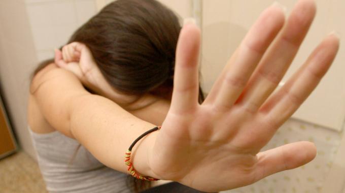 Manfredonia, 50enne abusava sessualmente di una minorenne: ARRESTATO