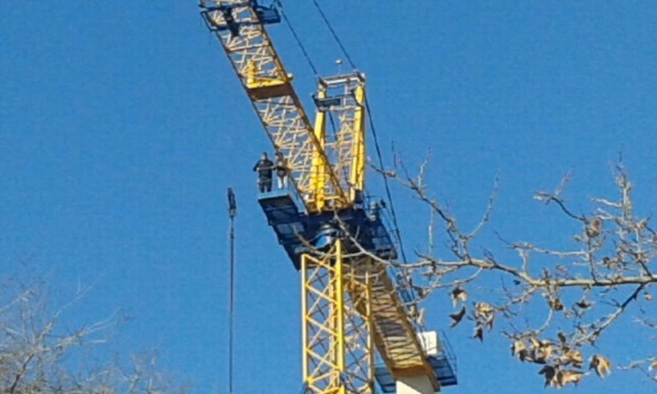 Foggia, operai salgono su una gru e minacciano suicido