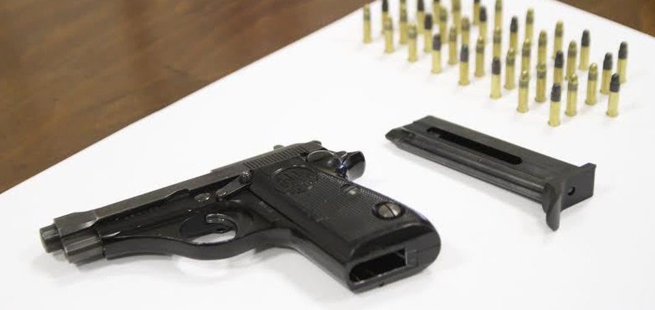 Rodi Garganico, arrestato fruttivendolo: tra frutta e ortaggi una pistola carica e cartucce