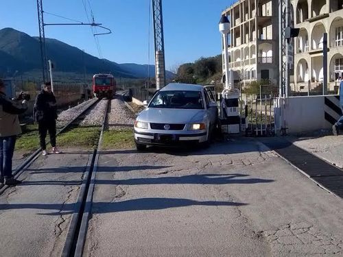 Cagnano Varano, auto contro treno regionale al passaggio a livello