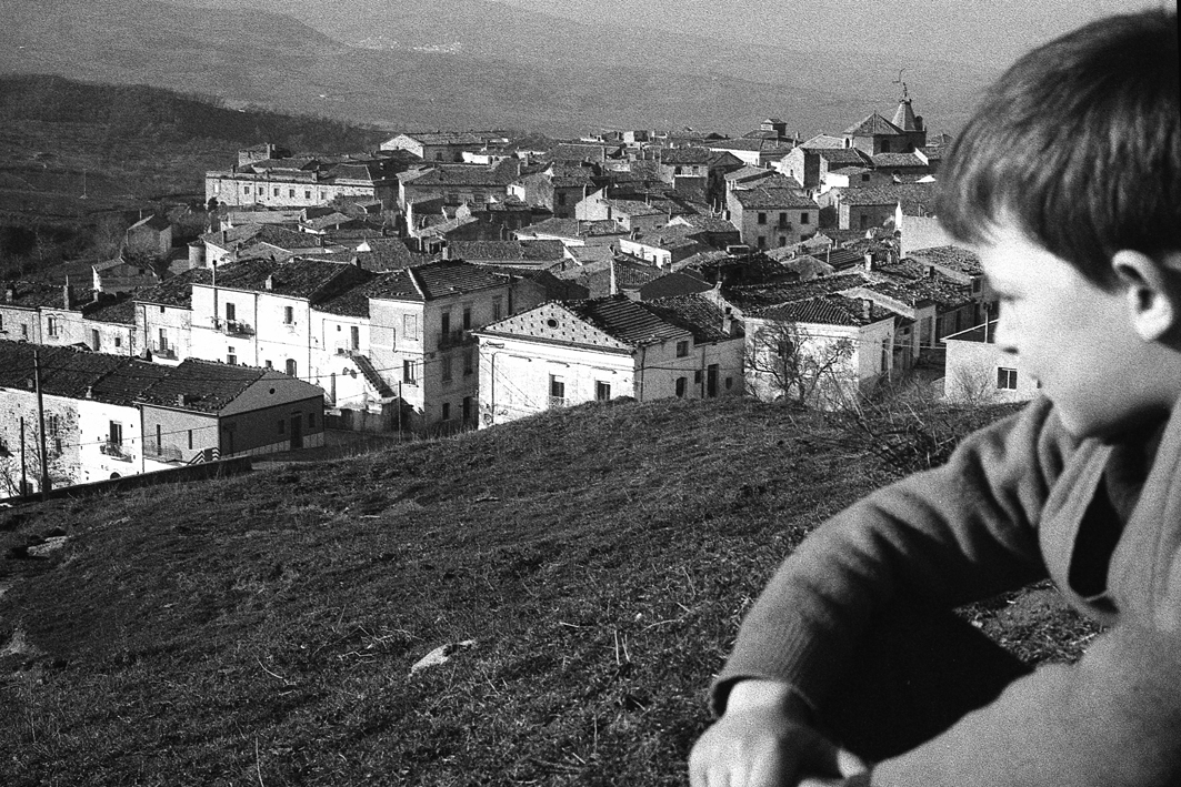 Orsara, “Consegna di un mondo”: il paese in 300 foto