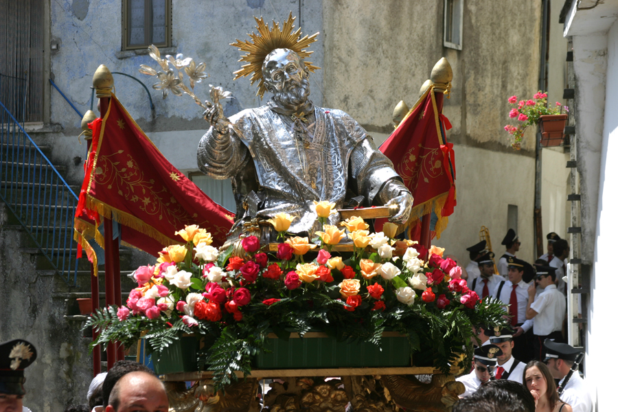 Roseto celebra “il buffone di Dio” e dalle fontane zampilla vino – 26 Maggio