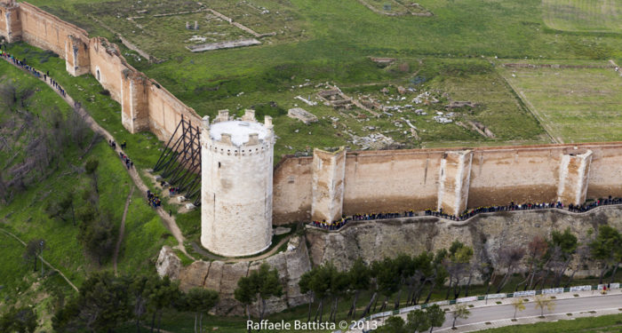 La Puglia dall’alto con Le Torri di Capitanata, Invasioni spettacolari