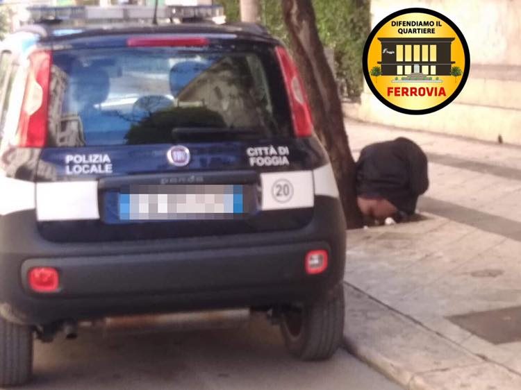 Foggia: un individuo 30enne di nazionalità extracomunitaria ha defecato per le vie della città