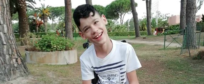 Foggia: Francesco il bambino portatore di handicap privo di mensa scolastica: “Solo non mangia e nessuno lo imbocca”. Il rimpallo tra Comune e Asl
