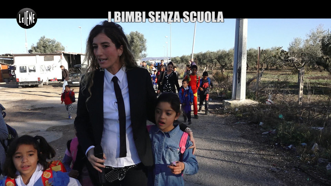 Foggia: Nina Palmieri inviata delle Iene, aiuta i bambini del campo rom la scuolabus non passa: 70 bambini a piedi