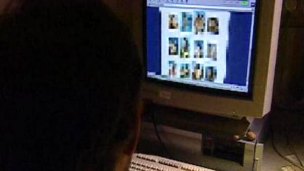 Foggia: un blitz delle forze dell’ordine ha portato alla scoperta di centinaia di foto e filmati osceni che avevano come protagonisti dei minorenni, il pedofilo è arrestato