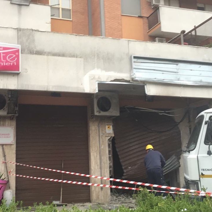 Foggia: il punto vendita Esteticamente in via Lucera nuovamente distrutto da una bomba