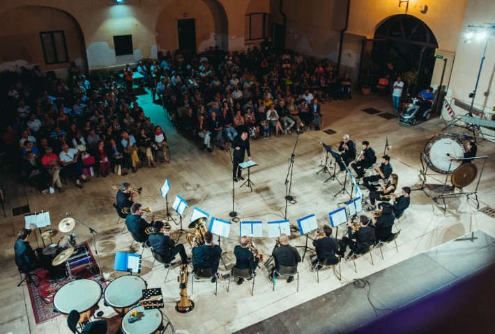 BRASS ENSEMBLE NEL CHIOSTRO DI SANTA CHIARA, TRA EUROPA E AMERICA